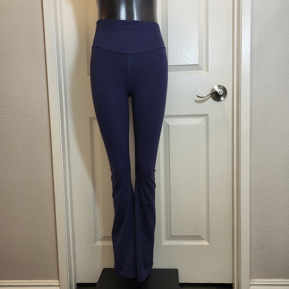 Fabletics High Waisted Flare Leggings Deep Navy -Size Medium-New w/o‎ Tag! - Picture 10 of 13
